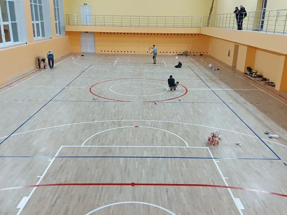 Нанесение цветной спортивной разметки на готовый деревянный пол спортзала Урмарской школы