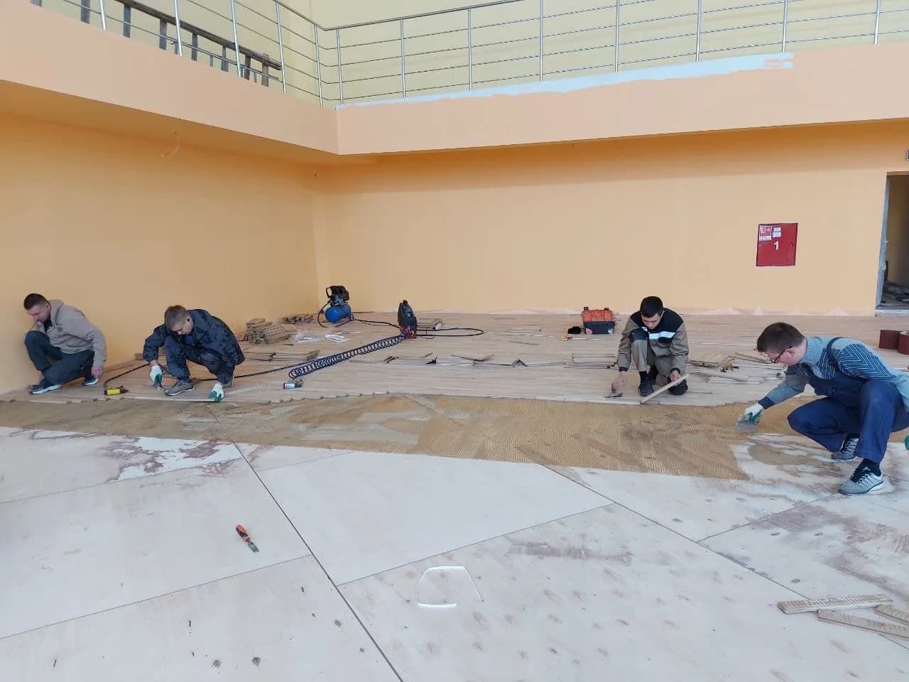 Укладка спортивного паркета из массива дуба по готовому основанию